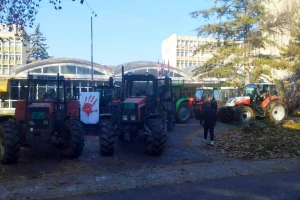 Poljoprivrednici se traktorima probili do Novosadskog univerziteta, ostaju tu do daljnjeg