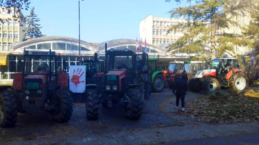 Poljoprivrednici se traktorima probili do Novosadskog univerziteta, ostaju tu do daljnjeg