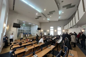 Haos: Ministar se nije pojavio na javnoj raspravi, poljoprivrednici ne žele napustiti salu