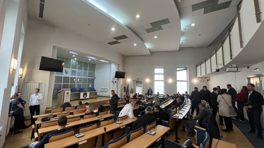 Haos: Ministar se nije pojavio na javnoj raspravi, poljoprivrednici ne žele napustiti salu