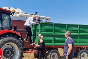 Ministar prvo nije htio na njivu, pa poslao fotke s kombajna