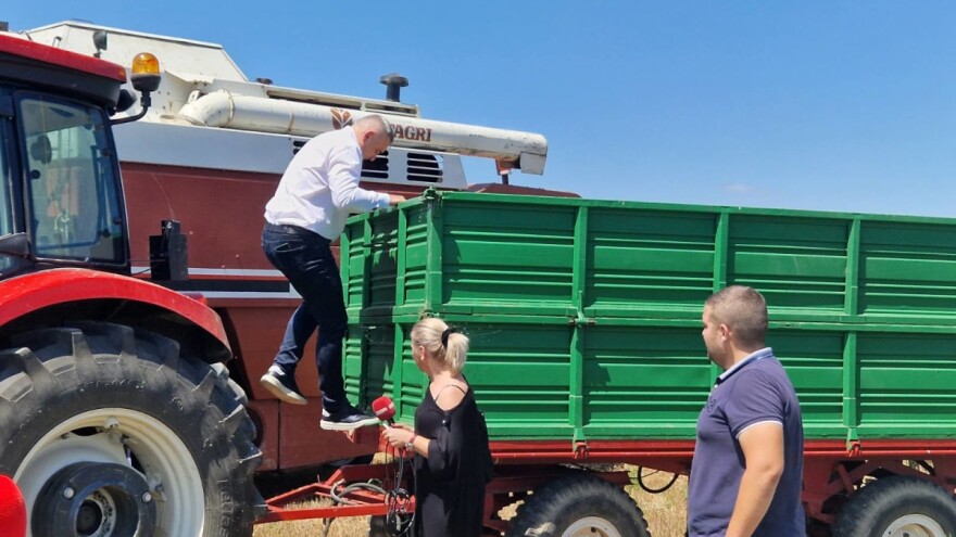 Ministar prvo nije htio na njivu, pa poslao fotke s kombajna