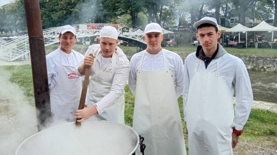 Kako se prave najbolji šoder čvarci? Znaju učenici Poljoprivredne škole iz Valjeva!