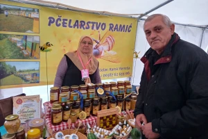 Po med kod Remzije i Hasede Ramić osim kupaca, redovno svraća i grmečki medvjed