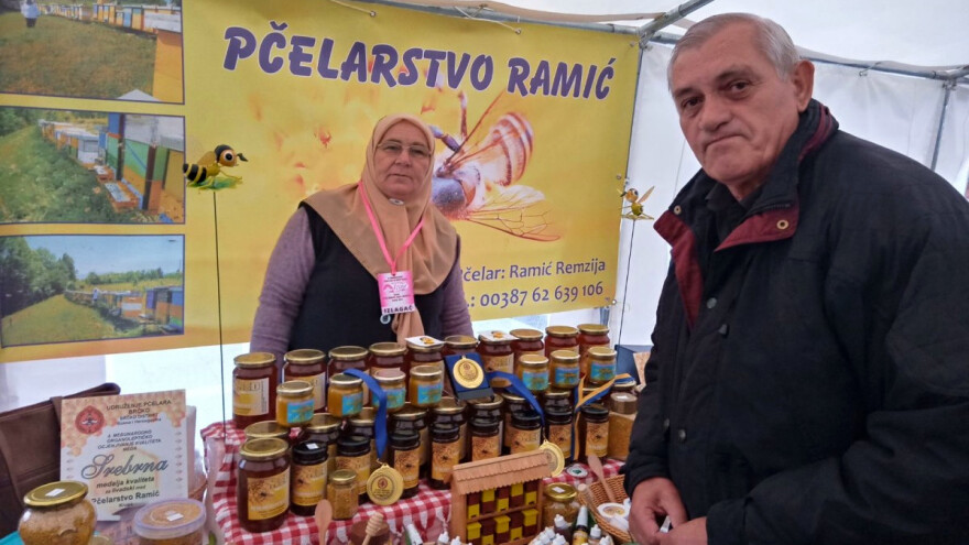 Po med kod Remzije i Hasede Ramić osim kupaca, redovno svraća i grmečki medvjed