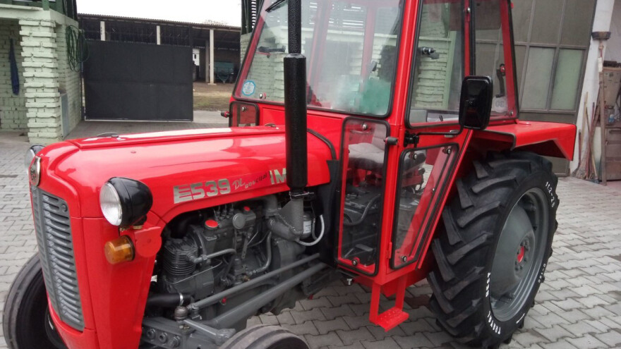 Iz hale ukraden traktor IMT 549 s prikolicom
