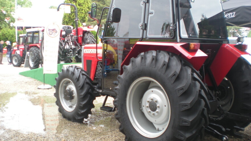 Provalio u garažu, izvezao i odvezao traktor