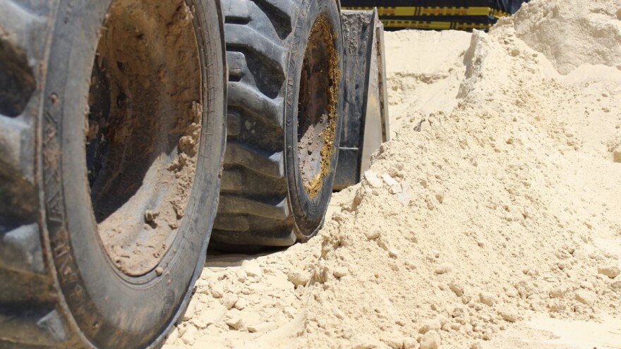 Sudar traktora i kamiona, traktor odbačen van kolnika