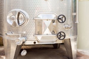 Ukrali 110 litara vina zajedno s inox bačvama
