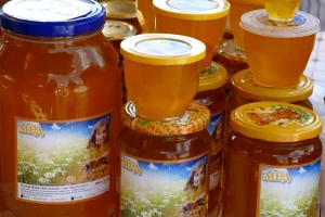 Inspekcija "češlja" rafove u radnjama tražeći patvoreni med