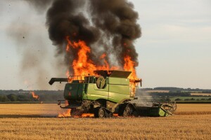 Iskočio iz gorućeg kombajna i spasio živu glavu!