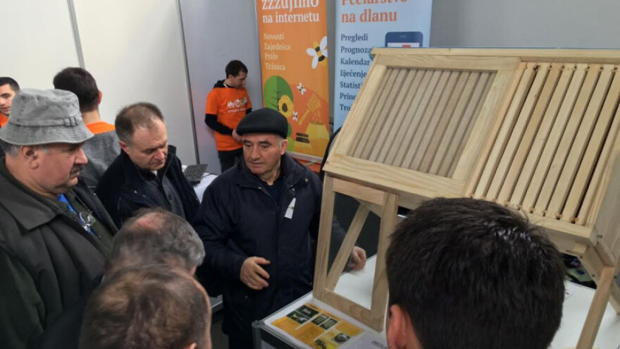 Izumio uređaj za sakupljanje pčelinjeg otrova