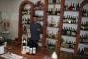 Nono ide u vinograd - unuk u podrum