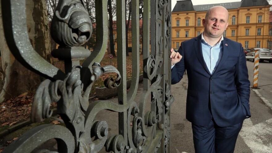 Prisjeo mu čaj u Saboru: čije su pčele i čiji med?