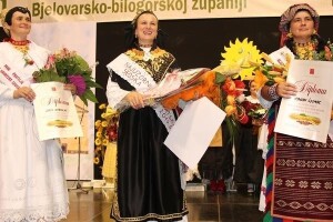 Žena kuću drži - a drži i selo!