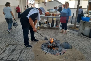 Pravosudni policajac naložio  vatru na glavnom trgu Torres Novasa, ispekao prisnac  i oduševio Portugalce