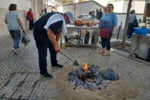 Pravosudni policajac naložio  vatru na glavnom trgu Torres Novasa, ispekao prisnac  i oduševio Portugalce