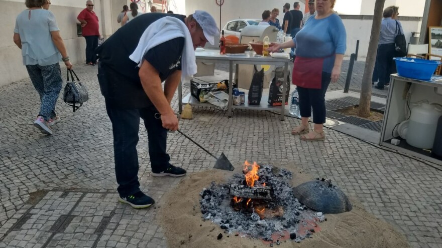 Pravosudni policajac naložio  vatru na glavnom trgu Torres Novasa, ispekao prisnac  i oduševio Portugalce