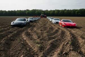 Izorao svoju njivu i zarobio 50 automobila