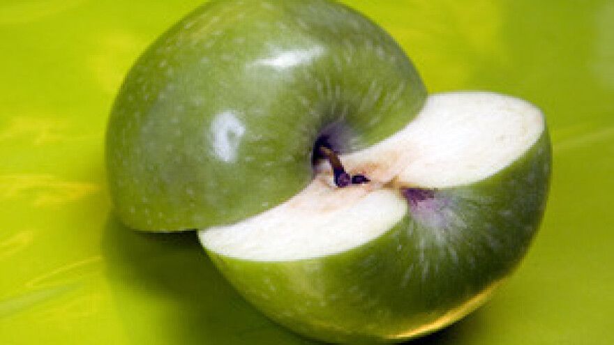 Domaće tržište zatrpano starim jabukama iz Italije