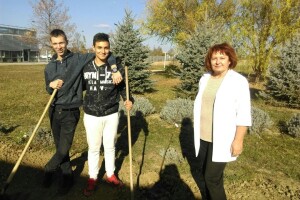 Učenici s profesoricom zasadili stare sorte jabuka u Poljoprivrednoj i veterinarskoj školi Osijek