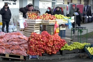 Na vašaru u Rumi dobra ponuda, ali malo kupaca - džak jabuke 100 dinara