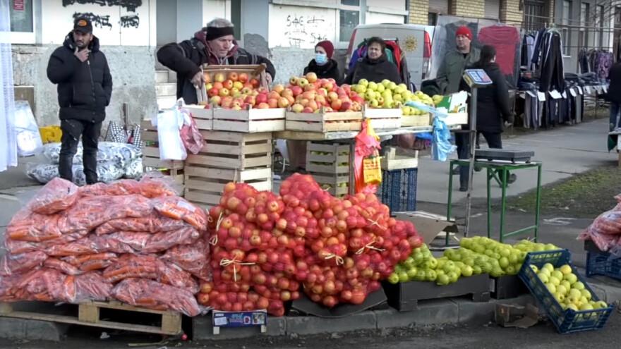 Na vašaru u Rumi dobra ponuda, ali malo kupaca - džak jabuke 100 dinara