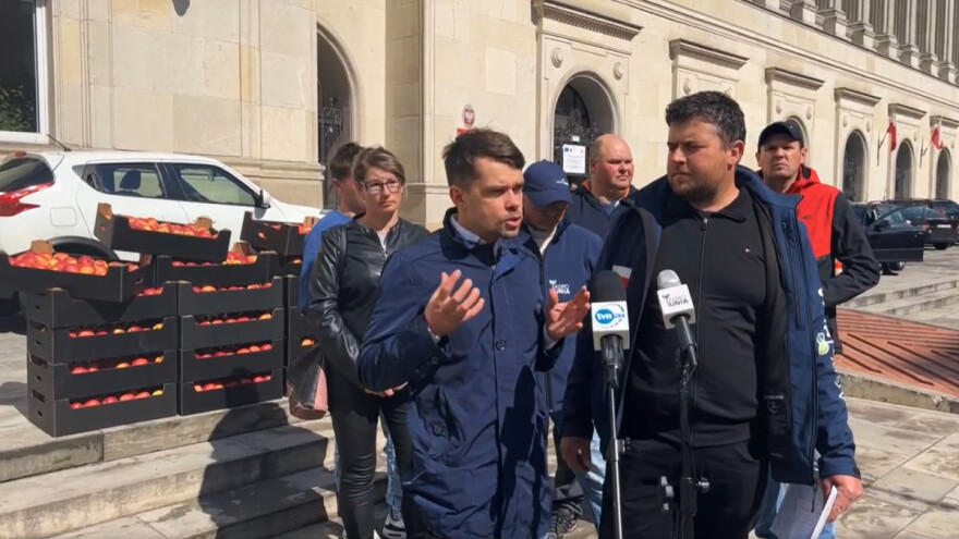 Poljski voćari doneli tonu jabuka ispred ministarstva poljoprivrede