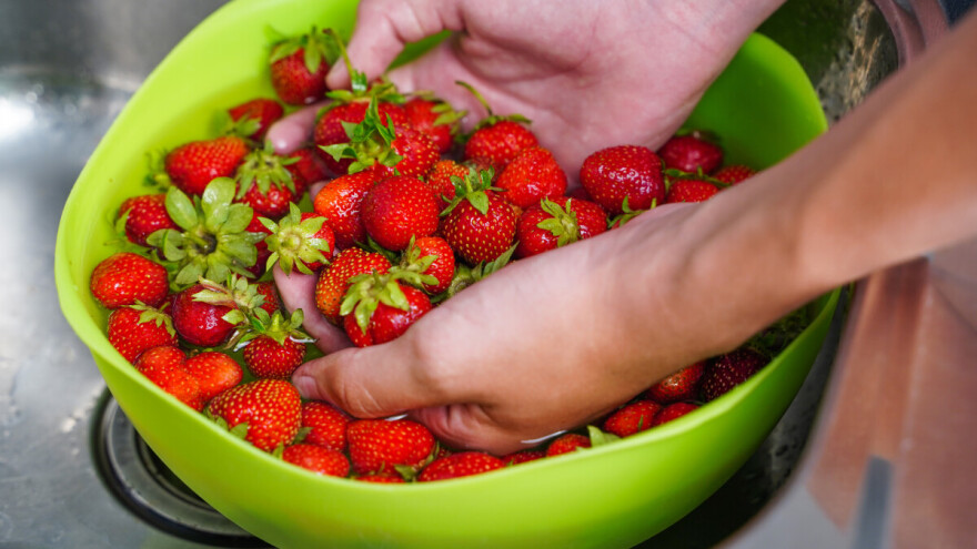 Mogu li se pesticidi s voća i povrća ukloniti octom?