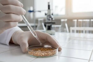 Jakovina potpisuje ugovore o sufinanciranju referentnih laboratorija za hranu