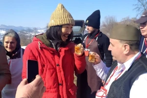Gde se pije dobra vruća rakija? Na Vrućijadi u Radanovcima