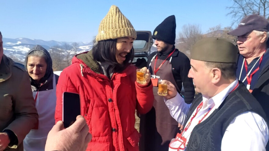 Gde se pije dobra vruća rakija? Na Vrućijadi u Radanovcima