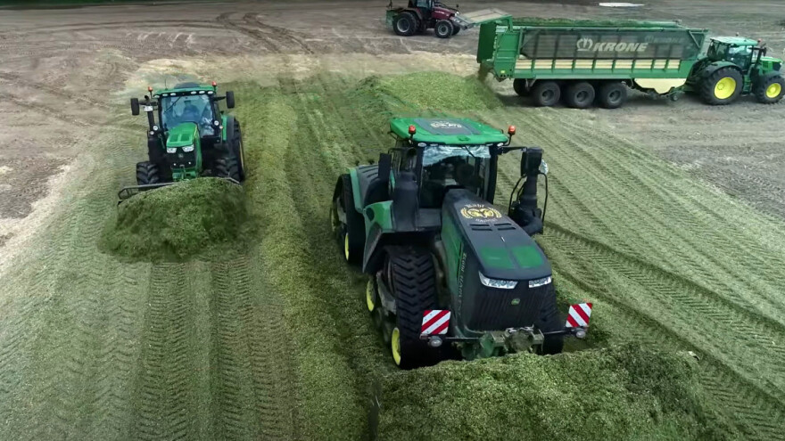 Kako izgleda najveći John Deere traktor u akciji pripreme silaže