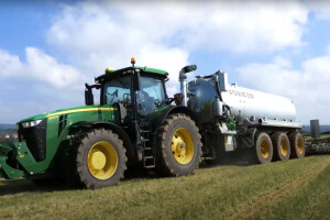 John Deere 8R 410 sa eAutoPowr mjenjačem stiže na tržište?