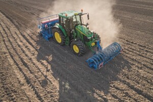 John Deere predstavio novi traktor 6M serije, veliki 7R 350 i dva modela vučene prskalice!