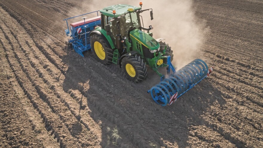 John Deere predstavio novi traktor 6M serije, veliki 7R 350 i dva modela vučene prskalice!