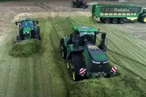 Kako izgleda najveći John Deere traktor u akciji pripreme silaže?