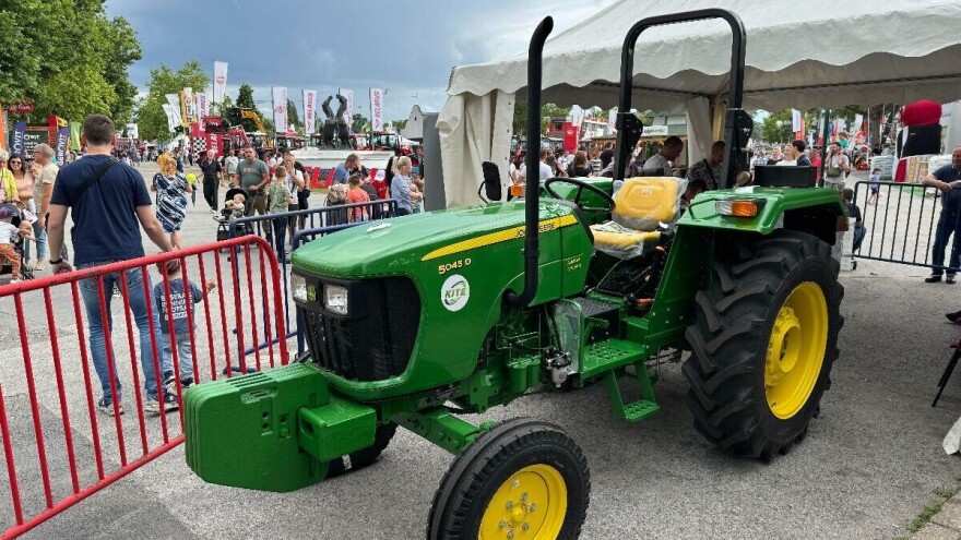 Traktor John Deere dobio Oskar Paška iz Temerina, sreću mu doneo trogodišnji Teodor