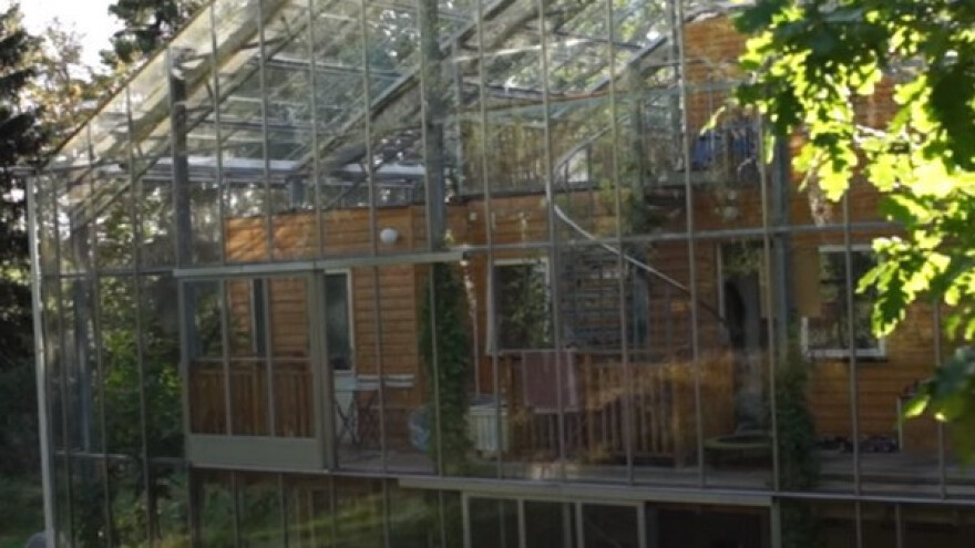 Štede na grijanju, kuću stavili pod staklenik