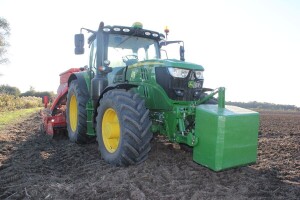 Svestrana radna snaga poželjnog žuto zelenog jelena - John Deere 6155R Command Pro