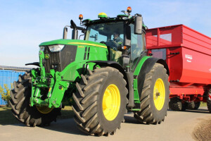 John Deere 6250R lagan, a prevozi teške terete