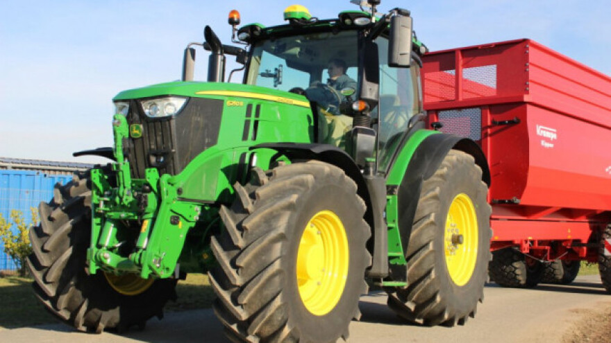 John Deere 6250R lagan, a prevozi teške terete