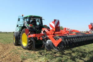Moćni spoj John Deere-a s Kuhn gruberom!