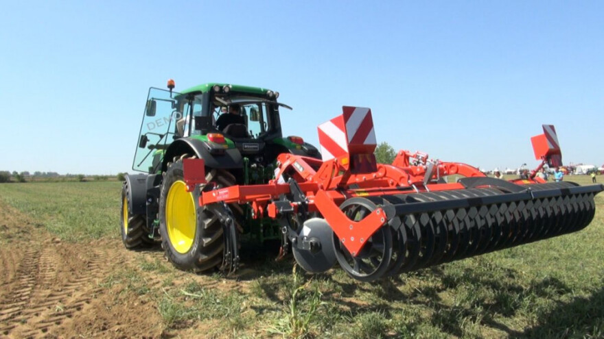 Moćni spoj John Deere-a s Kuhn gruberom!