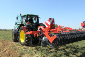 Moćni spoj John Deere-a s Kuhn gruberom!