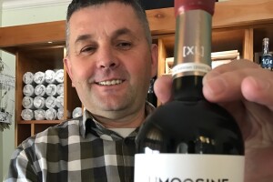 Biodinamički vinar Josip Brkić iz Čitluka osvojio je tržište Plavom gredom, Mjesečarom i Limoosinom. Sad želi proizvesti vino bez sumpora!