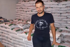 Zgrožen prizorima smeća u šumi, mladi agronom apelirao na kupce svog humusa – ne bacajte plastične vreće, vratite ih meni!