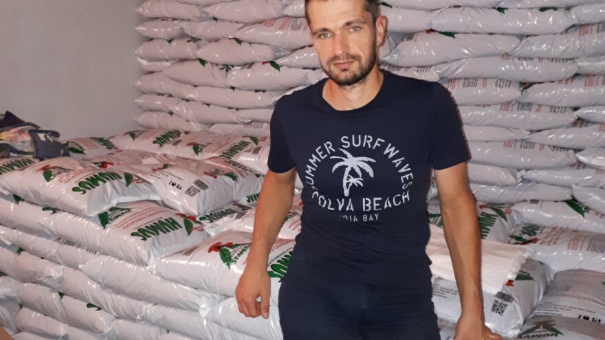 Zgrožen prizorima smeća u šumi, mladi agronom apelirao na kupce svog humusa – ne bacajte plastične vreće, vratite ih meni!