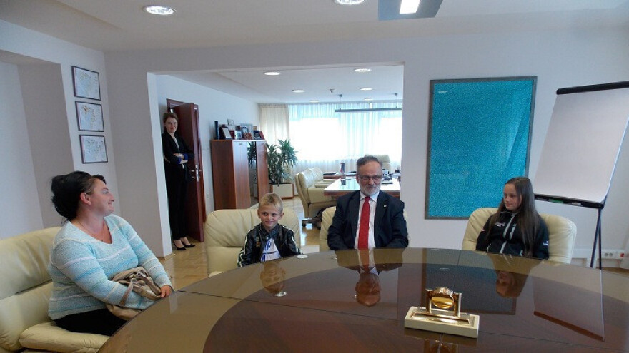 Mali prodavač malina nagrađen i patikama!