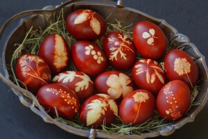 Bojanje uskršnjih jaja tradicionalnim, prirodnim metodama